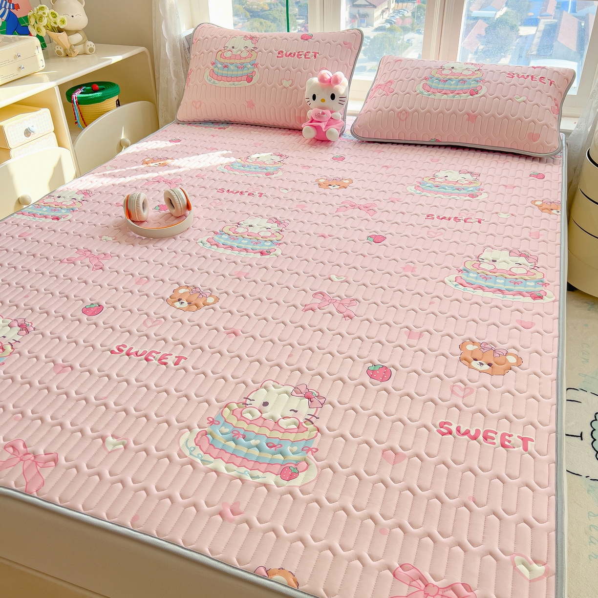 91家纺网 家纺一手货源 找家纺 丝羽坊 2026新款高密凉感丝印花乳胶凉席-平铺款 奶油猫咪