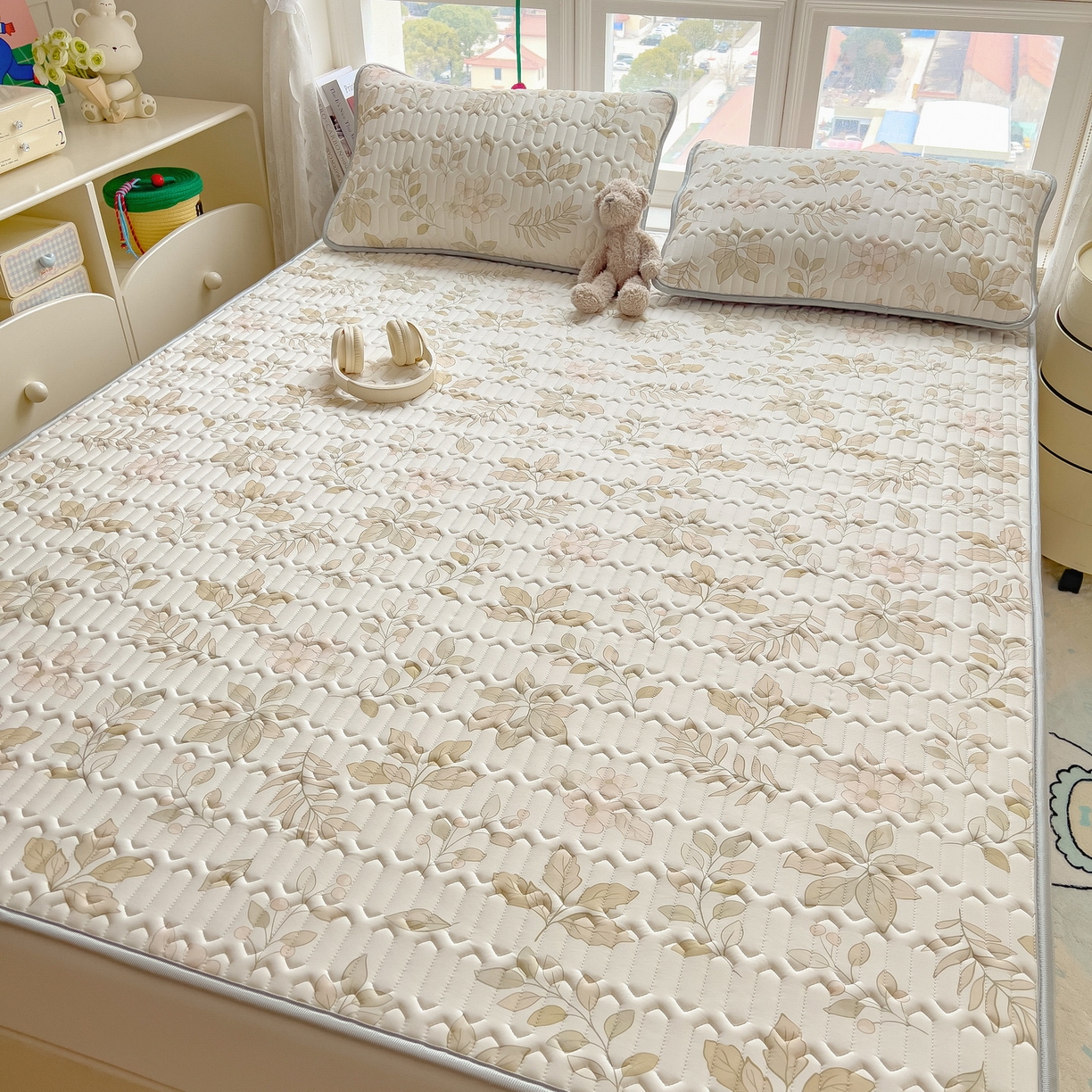 91家纺网 家纺一手货源 找家纺 丝羽坊 2026新款高密凉感丝印花乳胶凉席-平铺款 浅杏叶影