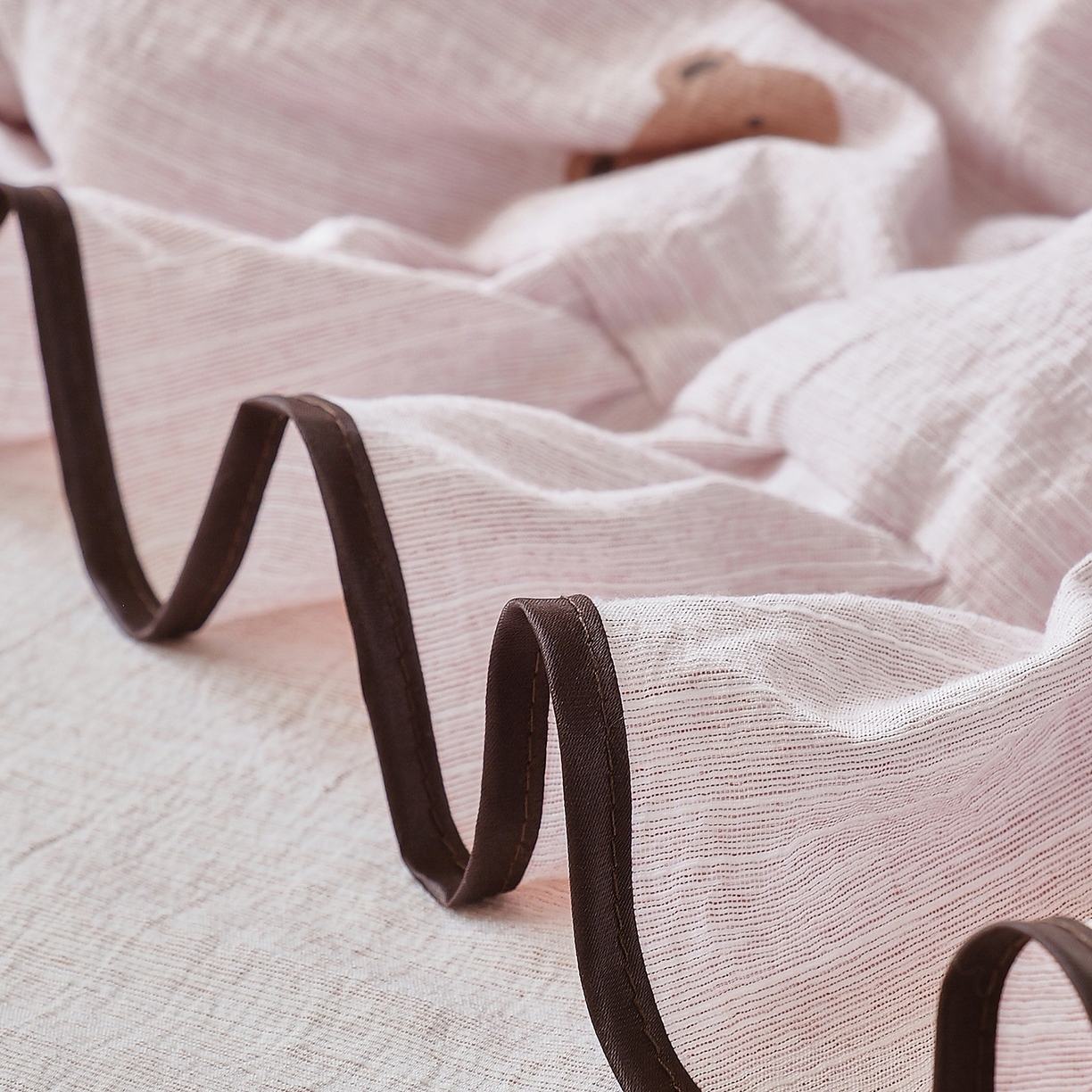 91家纺网 家纺一手货源 找家纺 梵克保罗 2026春夏新款提花色织花边夏被四件套单夏被空调被 雄心未了