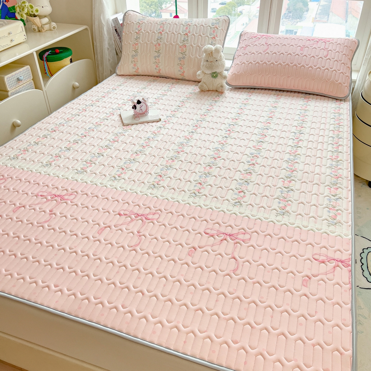 91家纺网 家纺一手货源 找家纺 丝羽坊 2026新款高密凉感丝印花乳胶凉席-平铺款 甜粉蝶梦