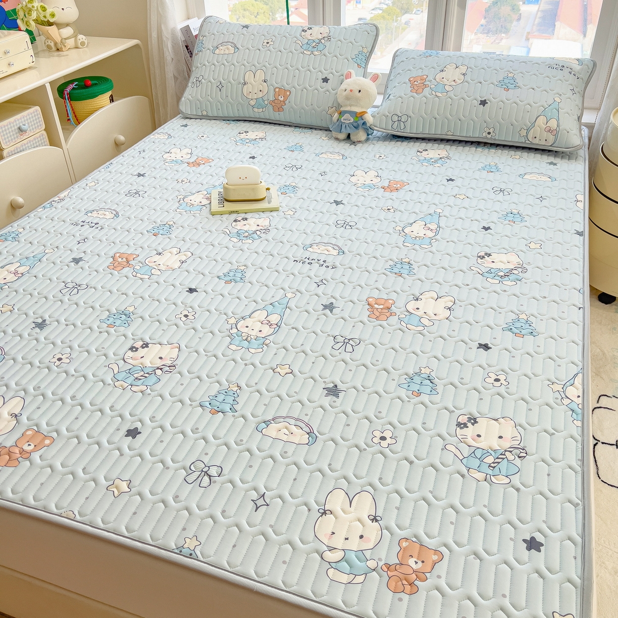 91家纺网 家纺一手货源 找家纺 丝羽坊 2026新款高密凉感丝印花乳胶凉席-平铺款 小兔派对