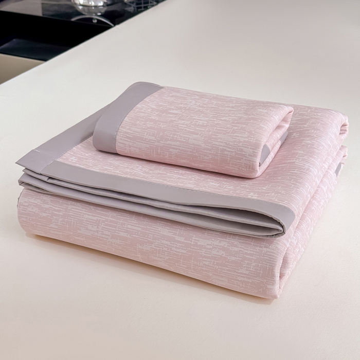 91家纺网 家纺一手货源 找家纺 999家纺 2026新款高端轻奢复合PE中分子乙纶凉感大提花凉席软席 梦境-粉