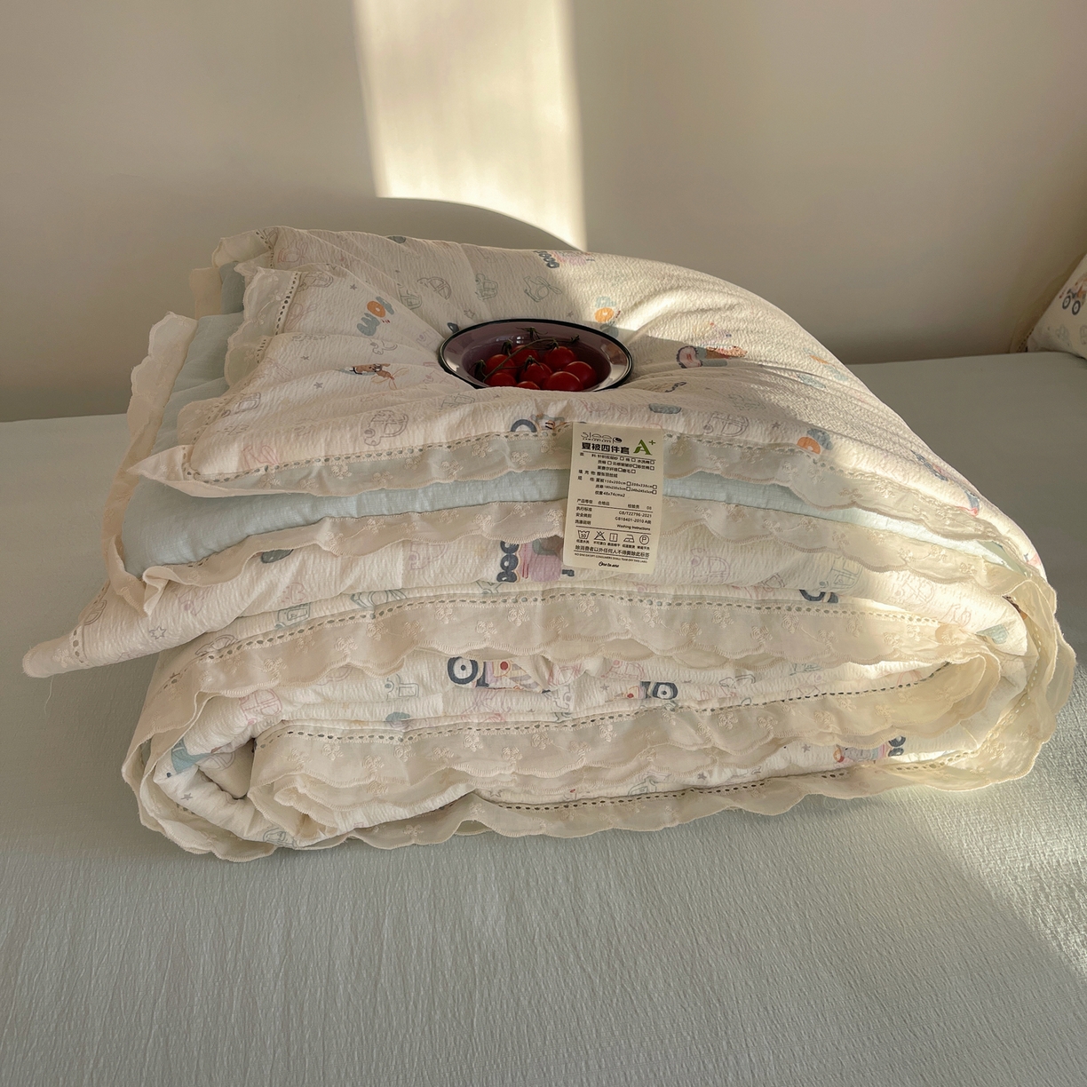 91家纺网 家纺一手货源 找家纺 梵克保罗 2026春夏新款全棉纯棉花边皱皱纱单夏被夏凉被空调被夏被四件套 象车乐园