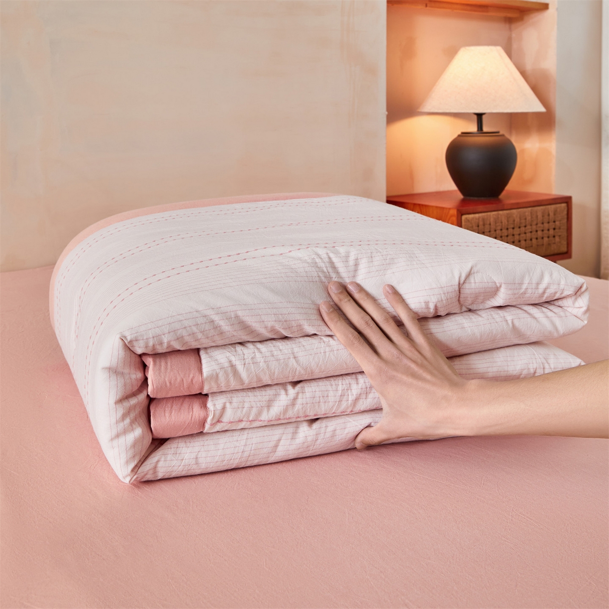 91家纺网 家纺一手货源 找家纺 恬思语家纺 2026新款全棉色织提花棉花夏被夏凉被空调被-流光 流光-粉