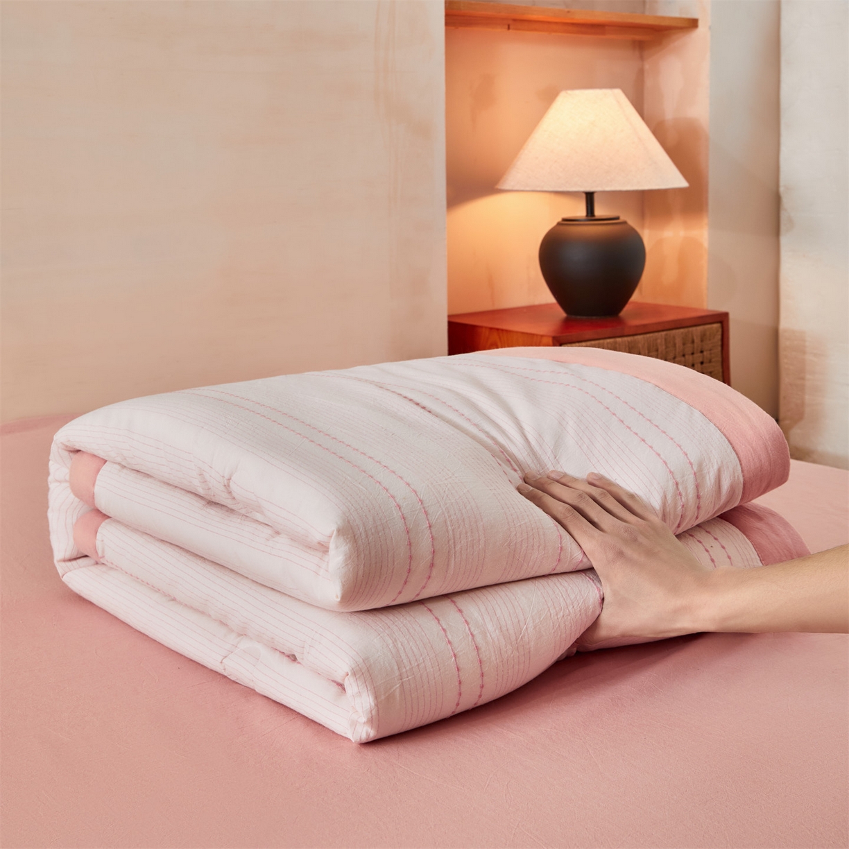 91家纺网 家纺一手货源 找家纺 恬思语家纺 2026新款全棉色织提花棉花夏被夏凉被空调被-流光 流光-粉