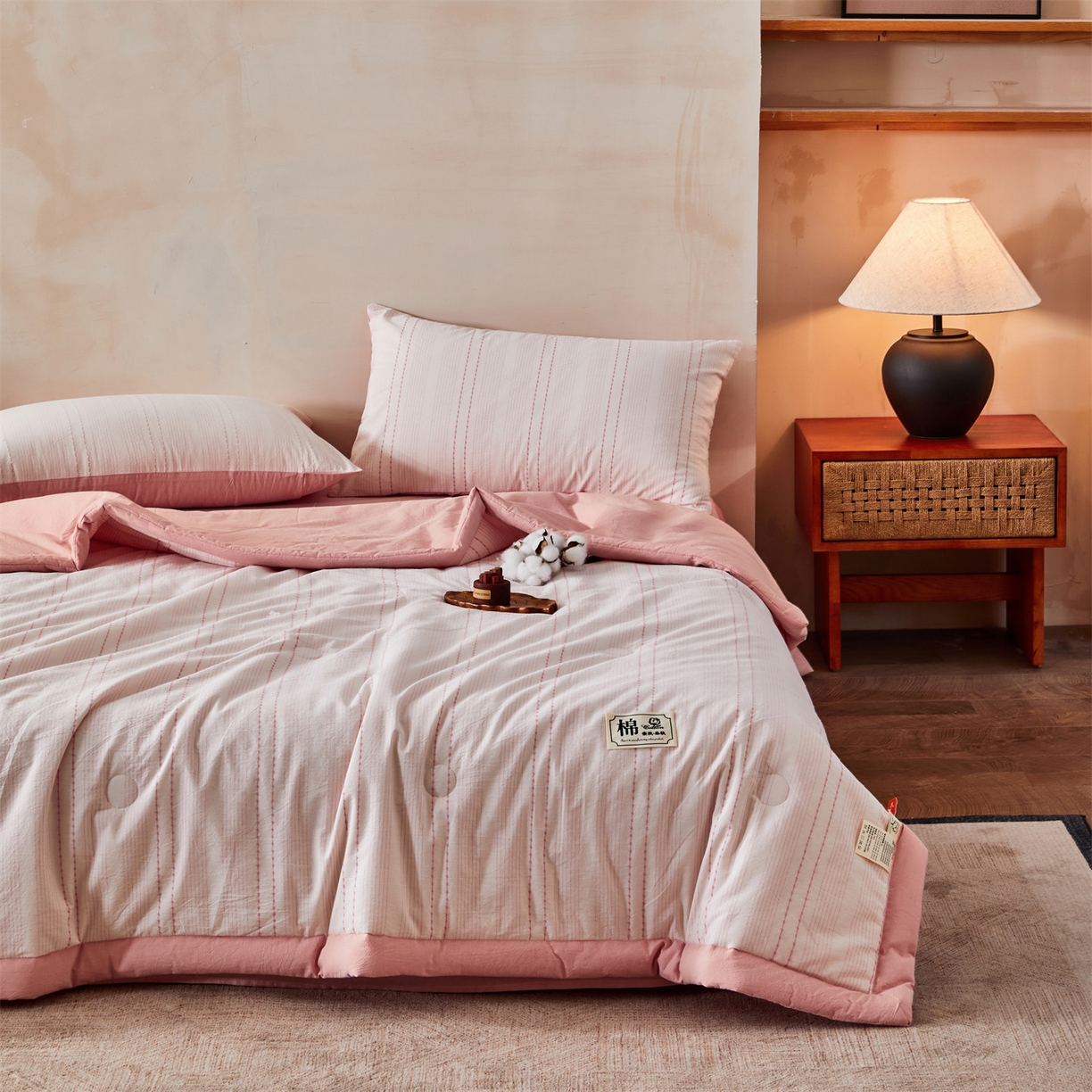 91家纺网 家纺一手货源 找家纺 恬思语家纺 2026新款全棉色织提花棉花夏被夏凉被空调被-流光 流光-粉