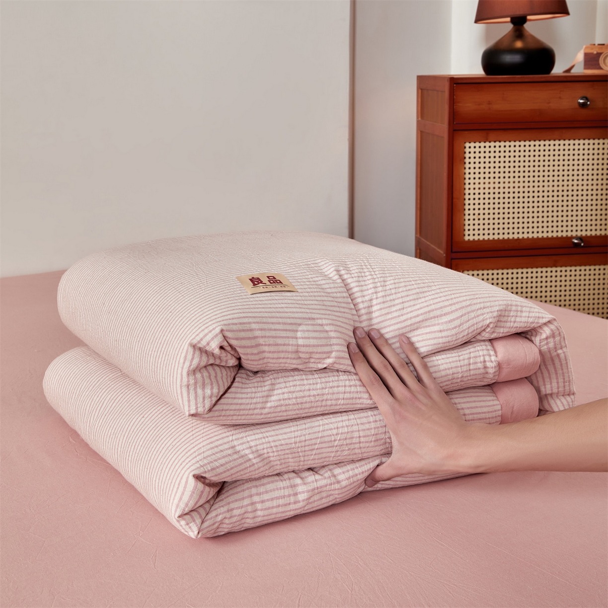 91家纺网 家纺一手货源 找家纺 恬思语家纺 2026新款春夏新款棉麻条纹棉花夏被空调被夏凉被 棉麻条-粉