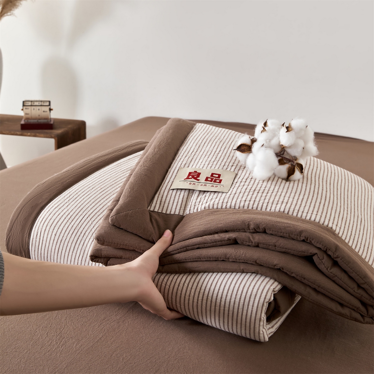 91家纺网 家纺一手货源 找家纺 恬思语家纺 2026新款春夏新款棉麻条纹棉花夏被空调被夏凉被 棉麻条-咖