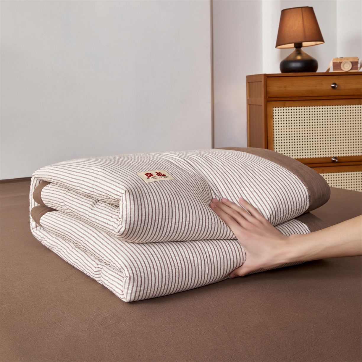 91家纺网 家纺一手货源 找家纺 恬思语家纺 2026新款春夏新款棉麻条纹棉花夏被空调被夏凉被 棉麻条-咖