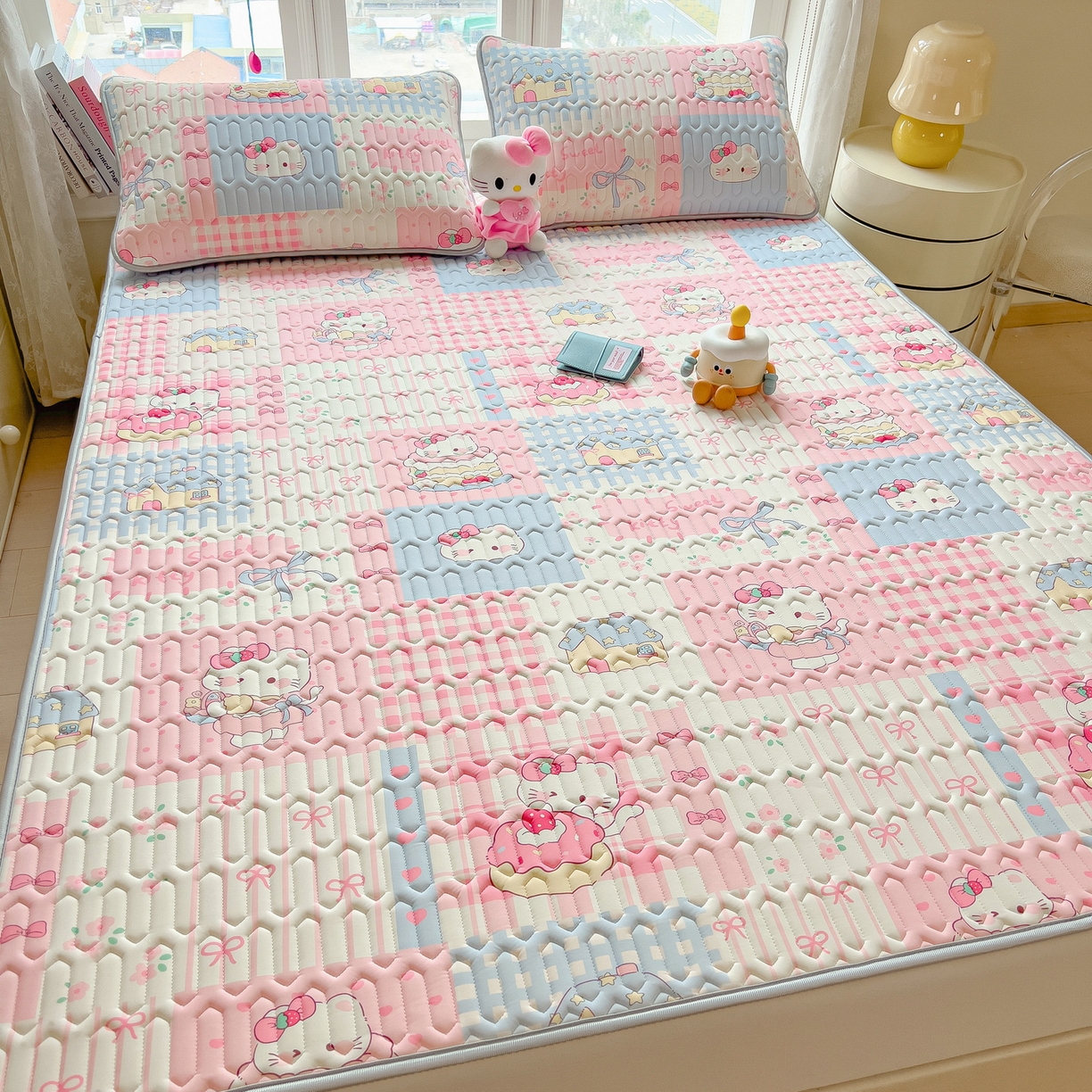 91家纺网 家纺一手货源 找家纺 丝羽坊 2026新款高密凉感丝印花乳胶凉席-平铺款 糖果猫咪