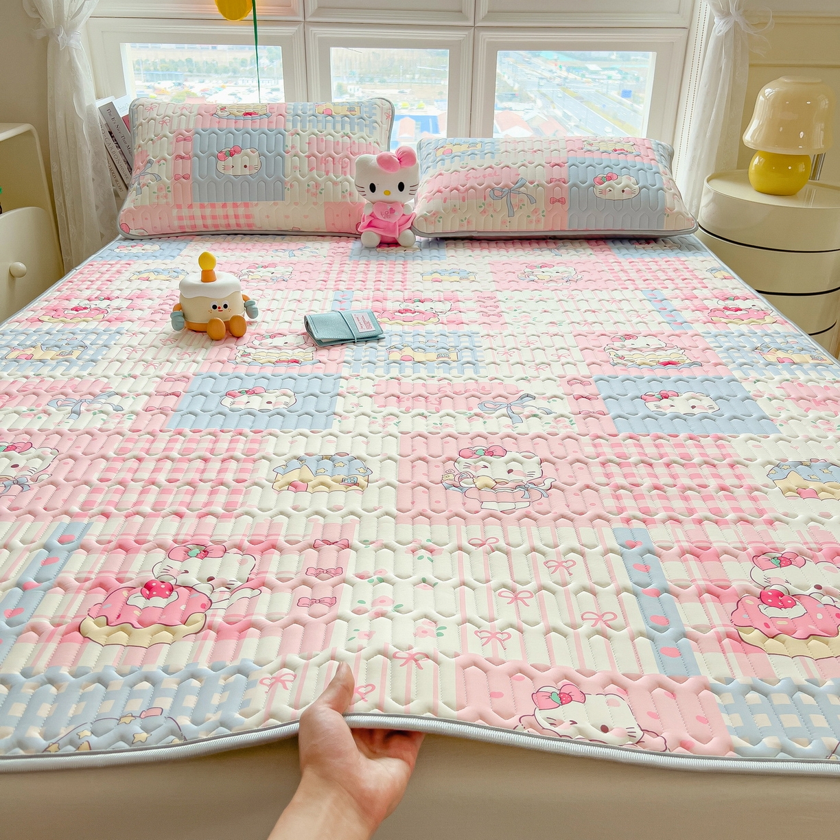 91家纺网 家纺一手货源 找家纺 丝羽坊 2026新款高密凉感丝印花乳胶凉席-平铺款 糖果猫咪