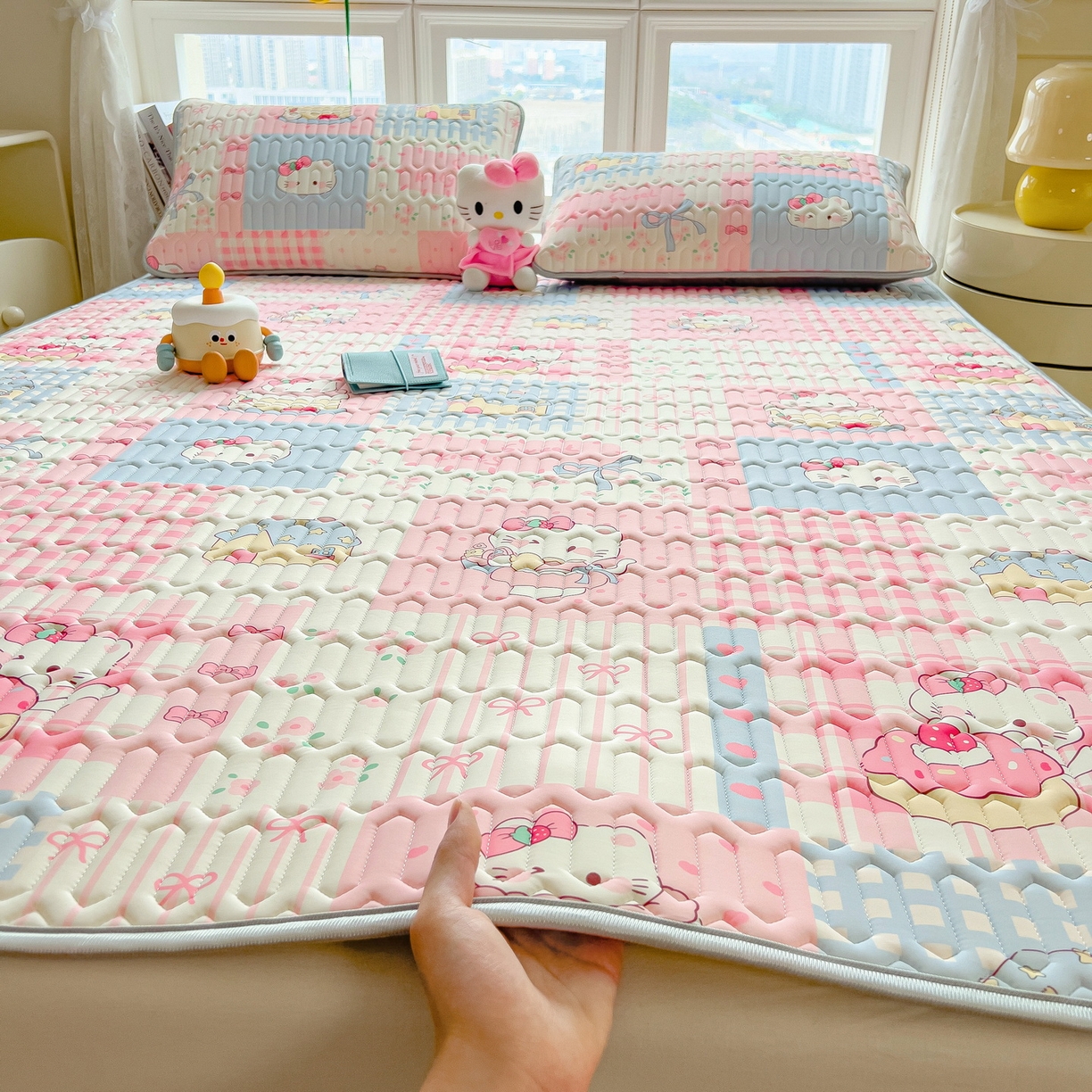 91家纺网 家纺一手货源 找家纺 丝羽坊 2026新款高密凉感丝印花乳胶凉席-平铺款 糖果猫咪