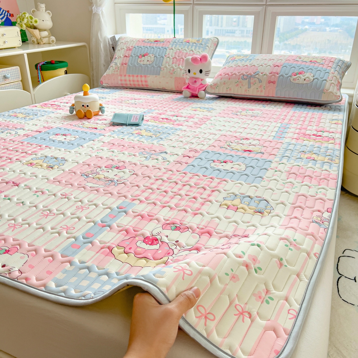 91家纺网 家纺一手货源 找家纺 丝羽坊 2026新款高密凉感丝印花乳胶凉席-平铺款 糖果猫咪