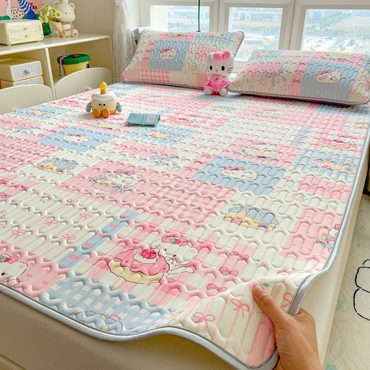 91家纺网 家纺一手货源 找家纺 丝羽坊 2026新款高密凉感丝印花乳胶凉席-平铺款 糖果猫咪