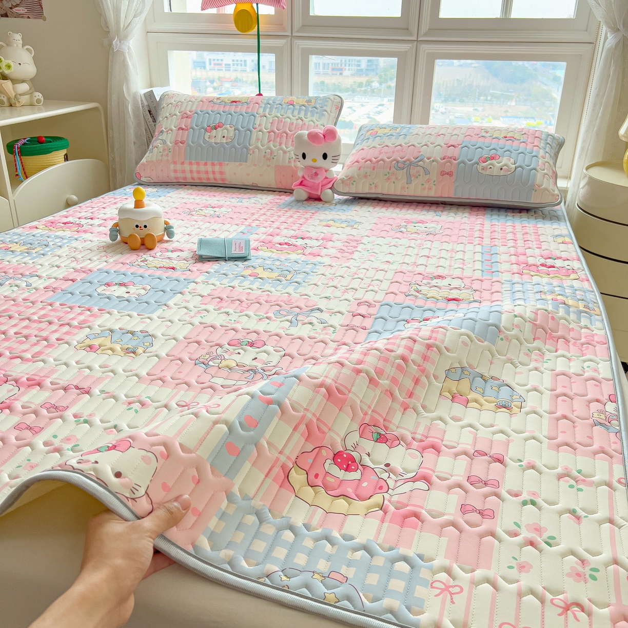 91家纺网 家纺一手货源 找家纺 丝羽坊 2026新款高密凉感丝印花乳胶凉席-平铺款 糖果猫咪