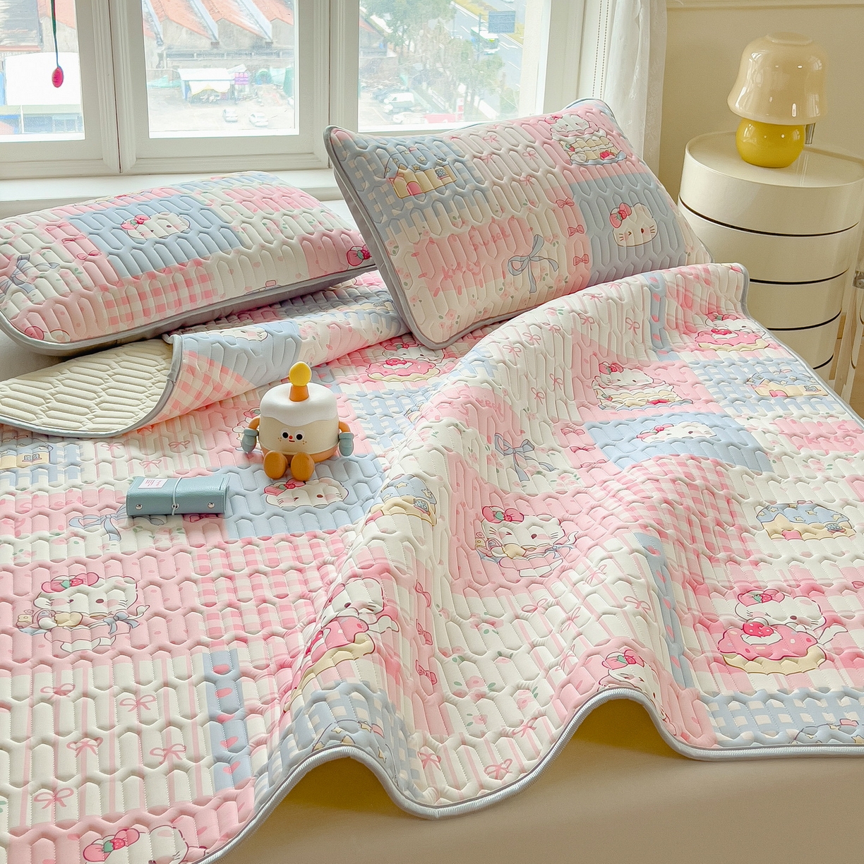 91家纺网 家纺一手货源 找家纺 丝羽坊 2026新款高密凉感丝印花乳胶凉席-平铺款 糖果猫咪