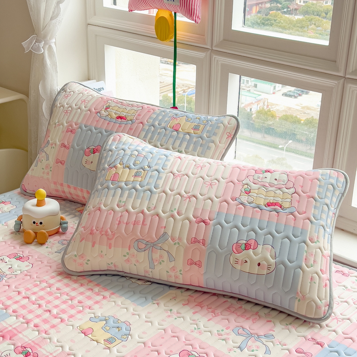 91家纺网 家纺一手货源 找家纺 丝羽坊 2026新款高密凉感丝印花乳胶凉席-平铺款 糖果猫咪