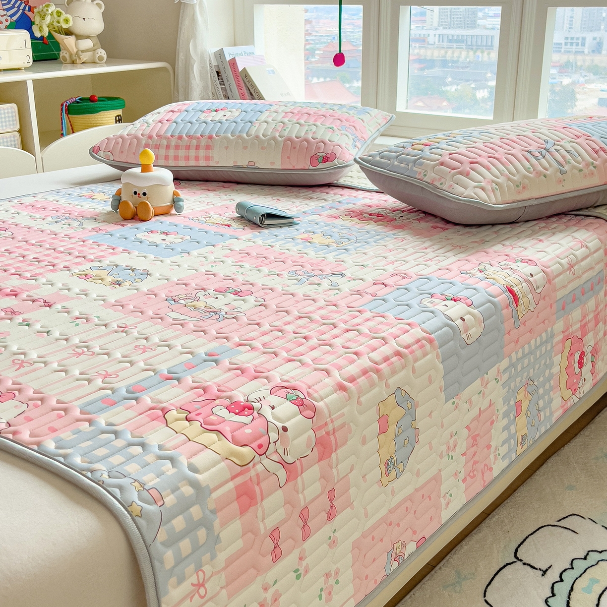 91家纺网 家纺一手货源 找家纺 丝羽坊 2026新款高密凉感丝印花乳胶凉席-平铺款 糖果猫咪