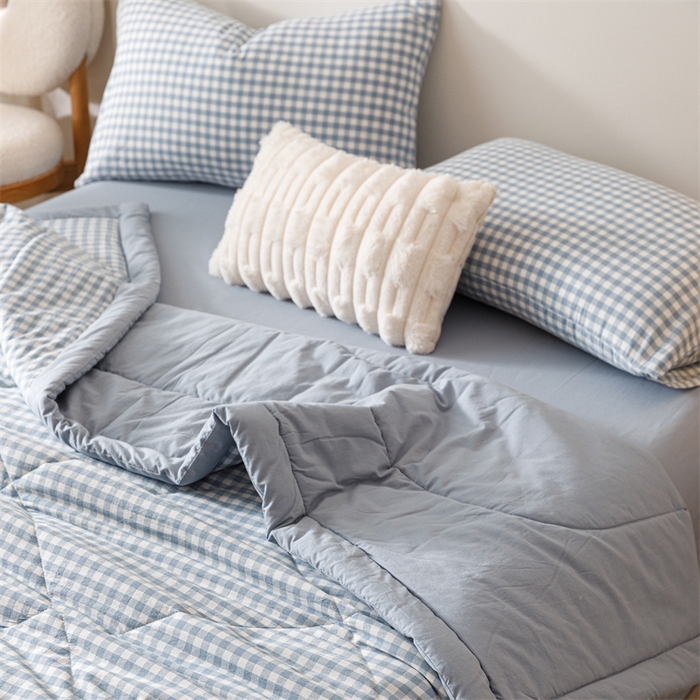 91家纺网 家纺一手货源 找家纺 恬思语家纺 2026新款全棉色织水洗棉棉花夏被夏凉被空调被 浅兰小格