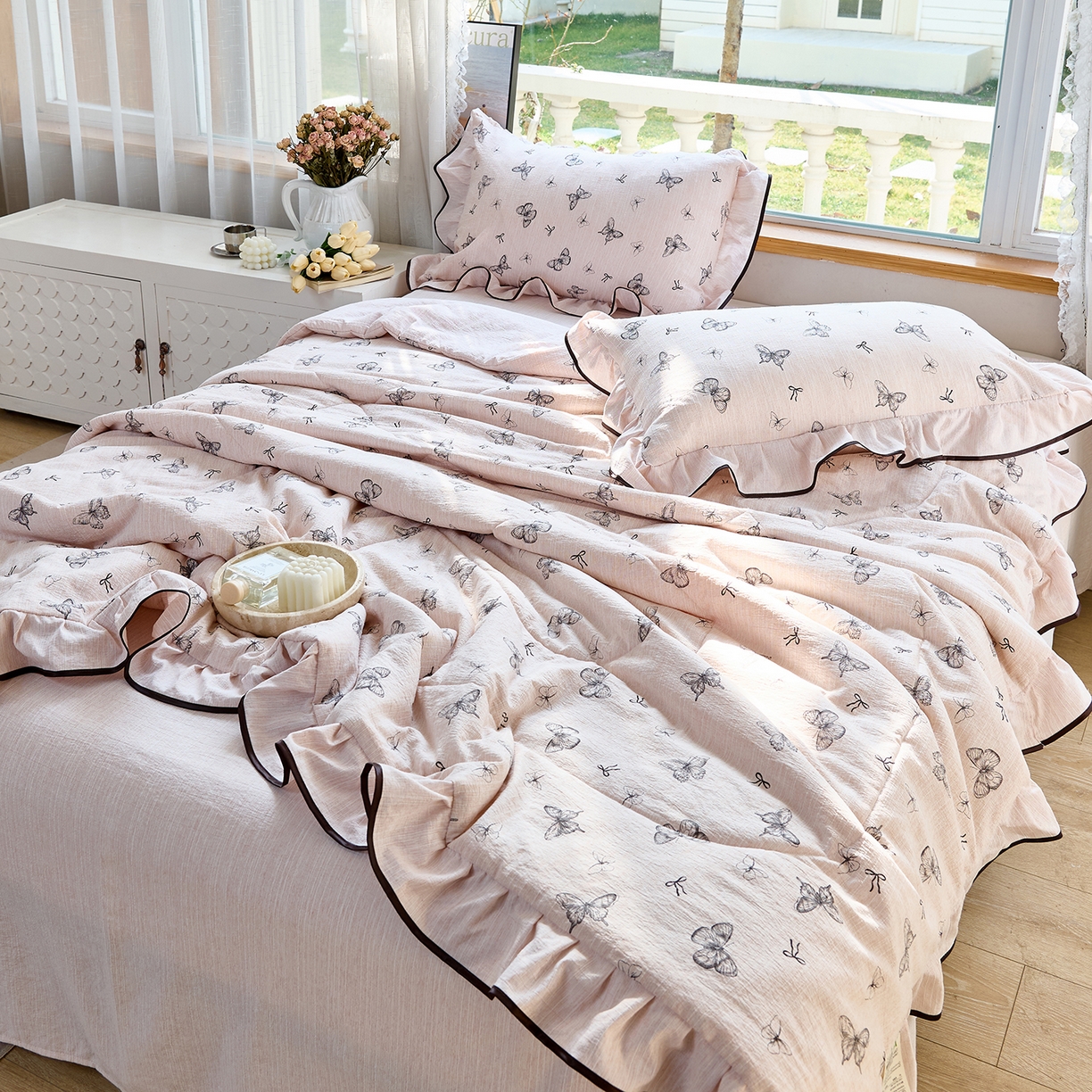 91家纺网 家纺一手货源 找家纺 梵克保罗 2026春夏新款提花色织花边夏被四件套单夏被空调被 粉屿蝶影