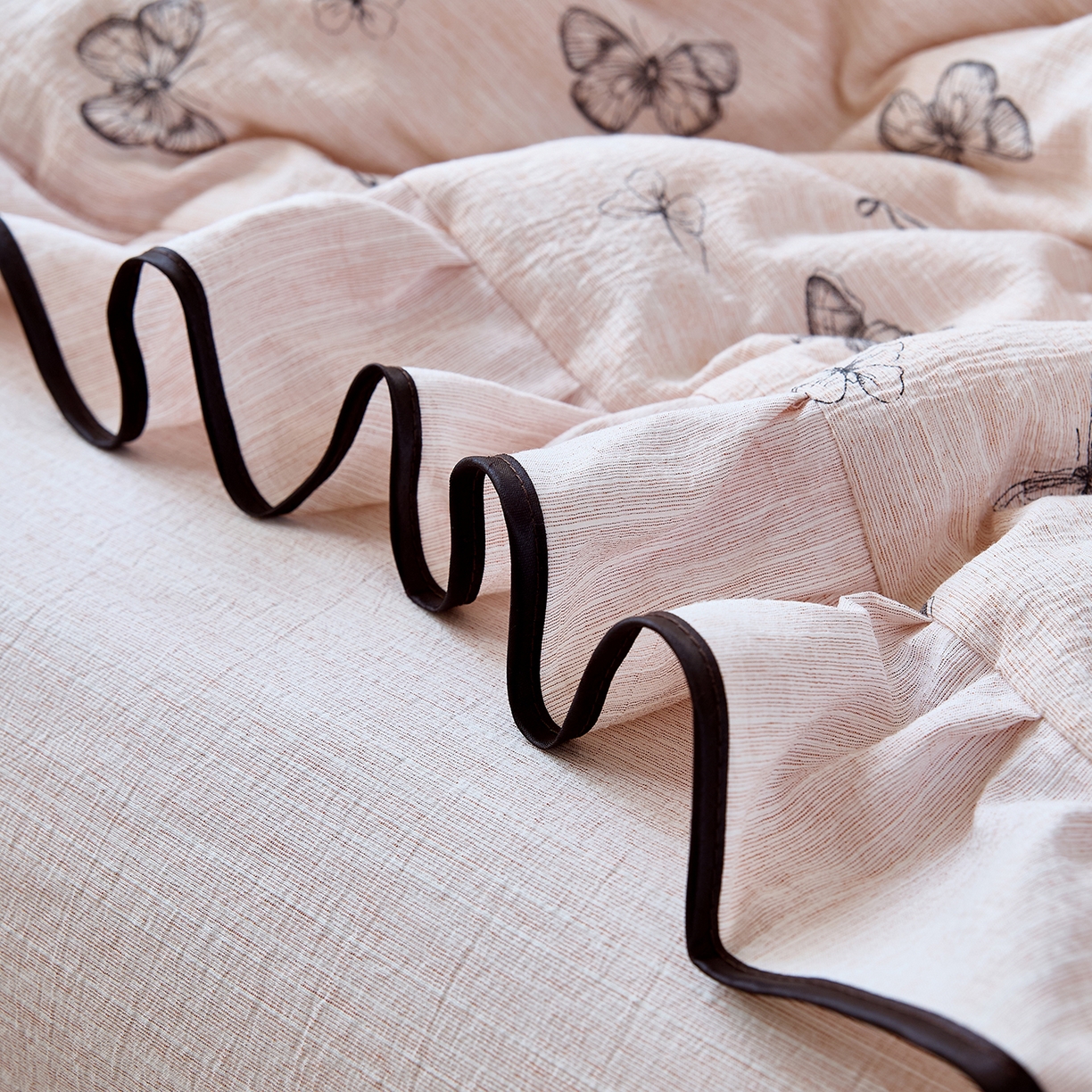 91家纺网 家纺一手货源 找家纺 梵克保罗 2026春夏新款提花色织花边夏被四件套单夏被空调被 粉屿蝶影