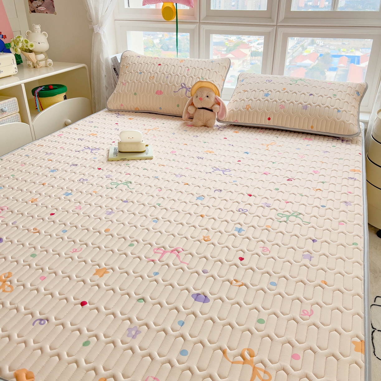 91家纺网 家纺一手货源 找家纺 丝羽坊 2026新款高密凉感丝印花乳胶凉席-平铺款 彩糖点点