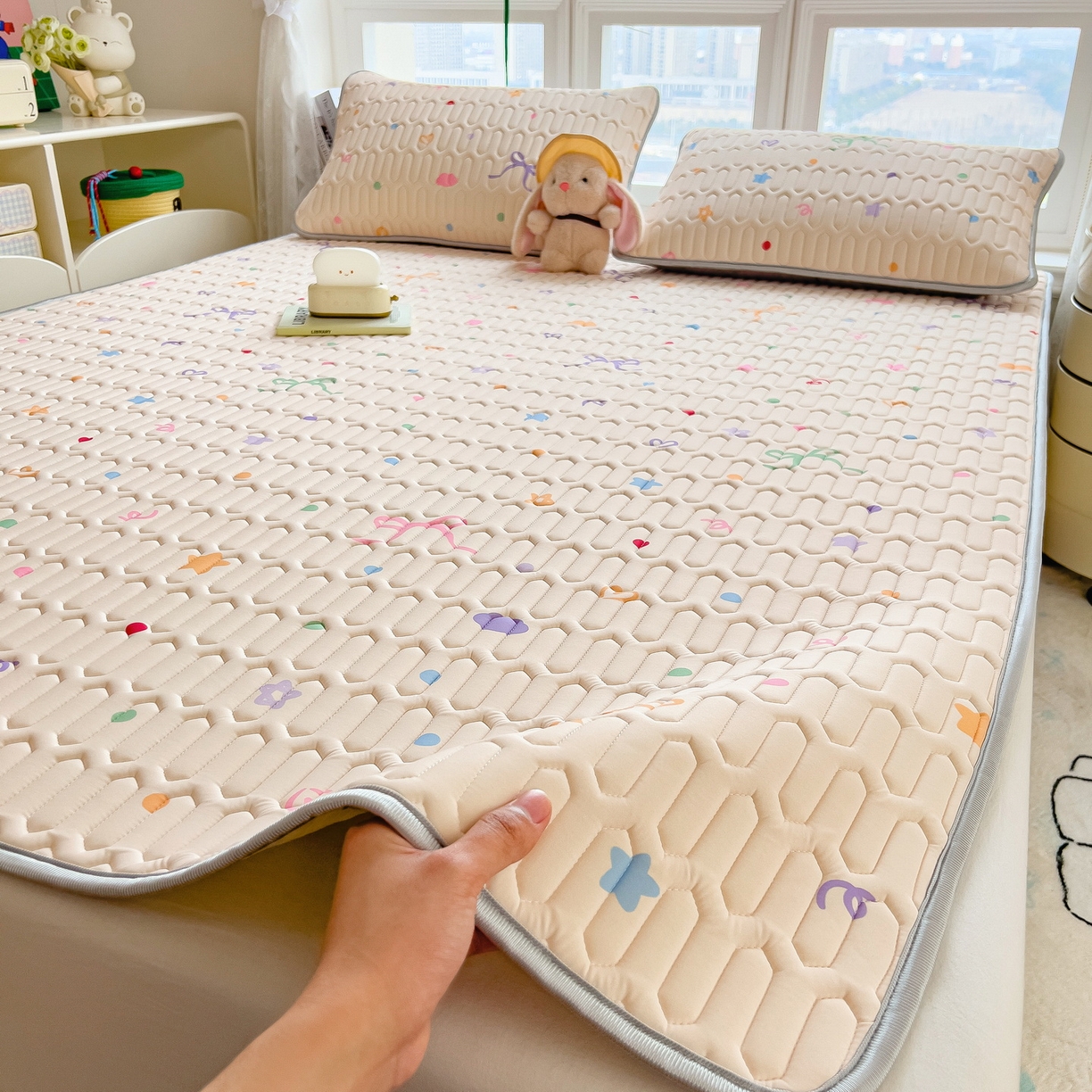 91家纺网 家纺一手货源 找家纺 丝羽坊 2026新款高密凉感丝印花乳胶凉席-平铺款 彩糖点点