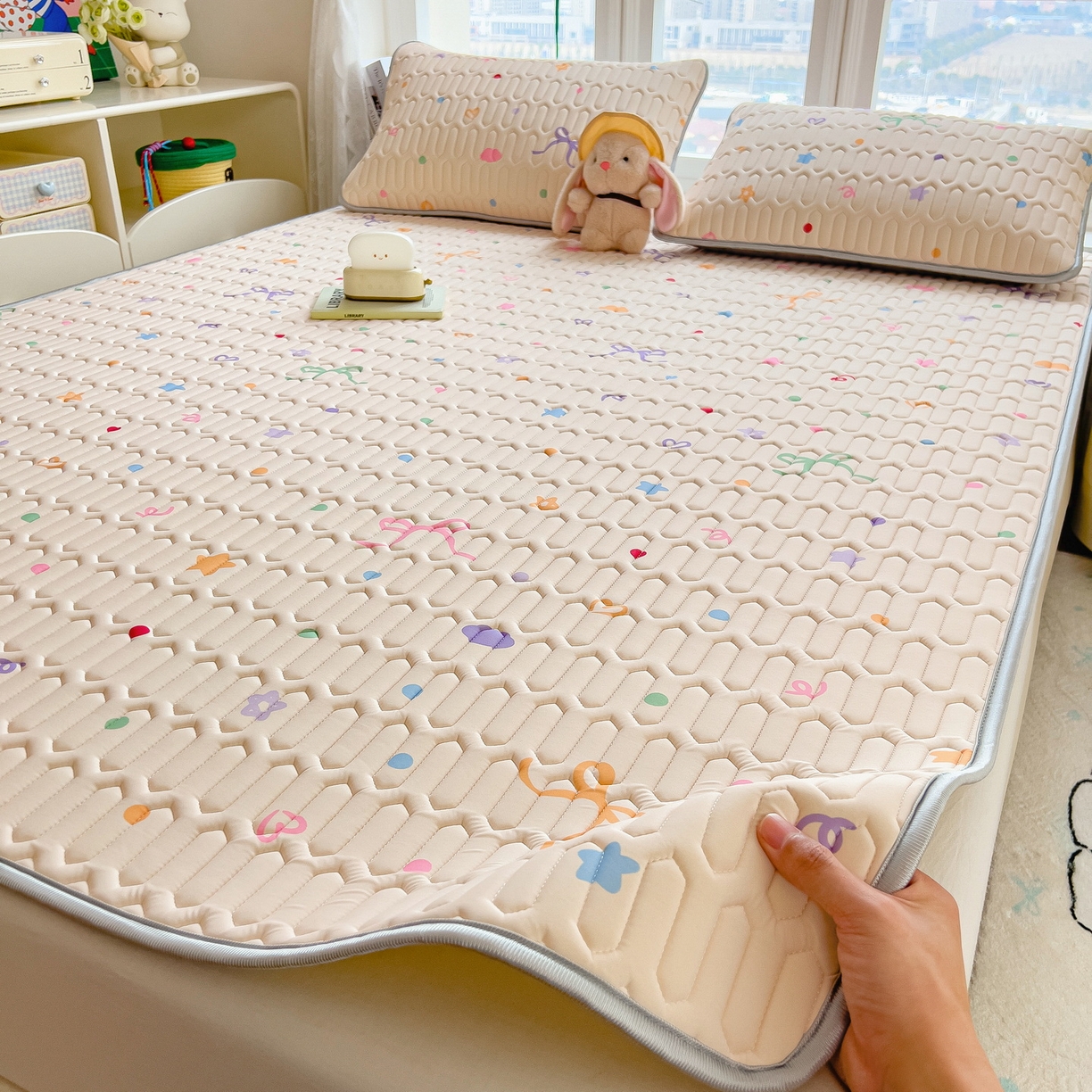 91家纺网 家纺一手货源 找家纺 丝羽坊 2026新款高密凉感丝印花乳胶凉席-平铺款 彩糖点点