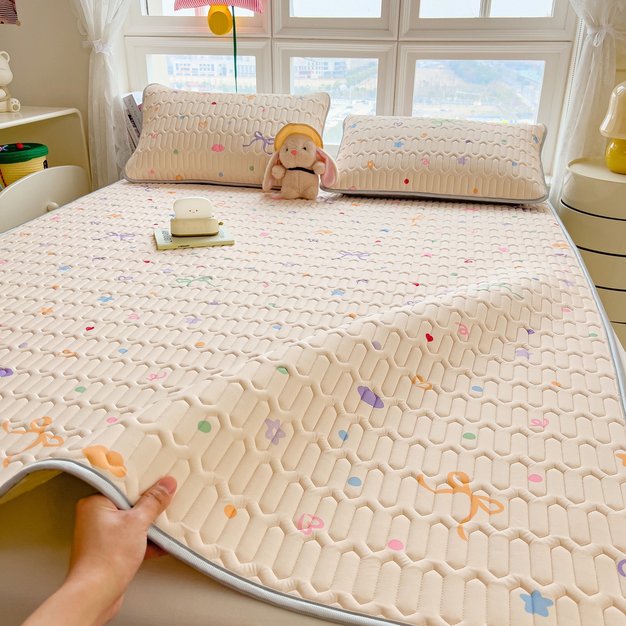 91家纺网 家纺一手货源 找家纺 丝羽坊 2026新款高密凉感丝印花乳胶凉席-平铺款 彩糖点点