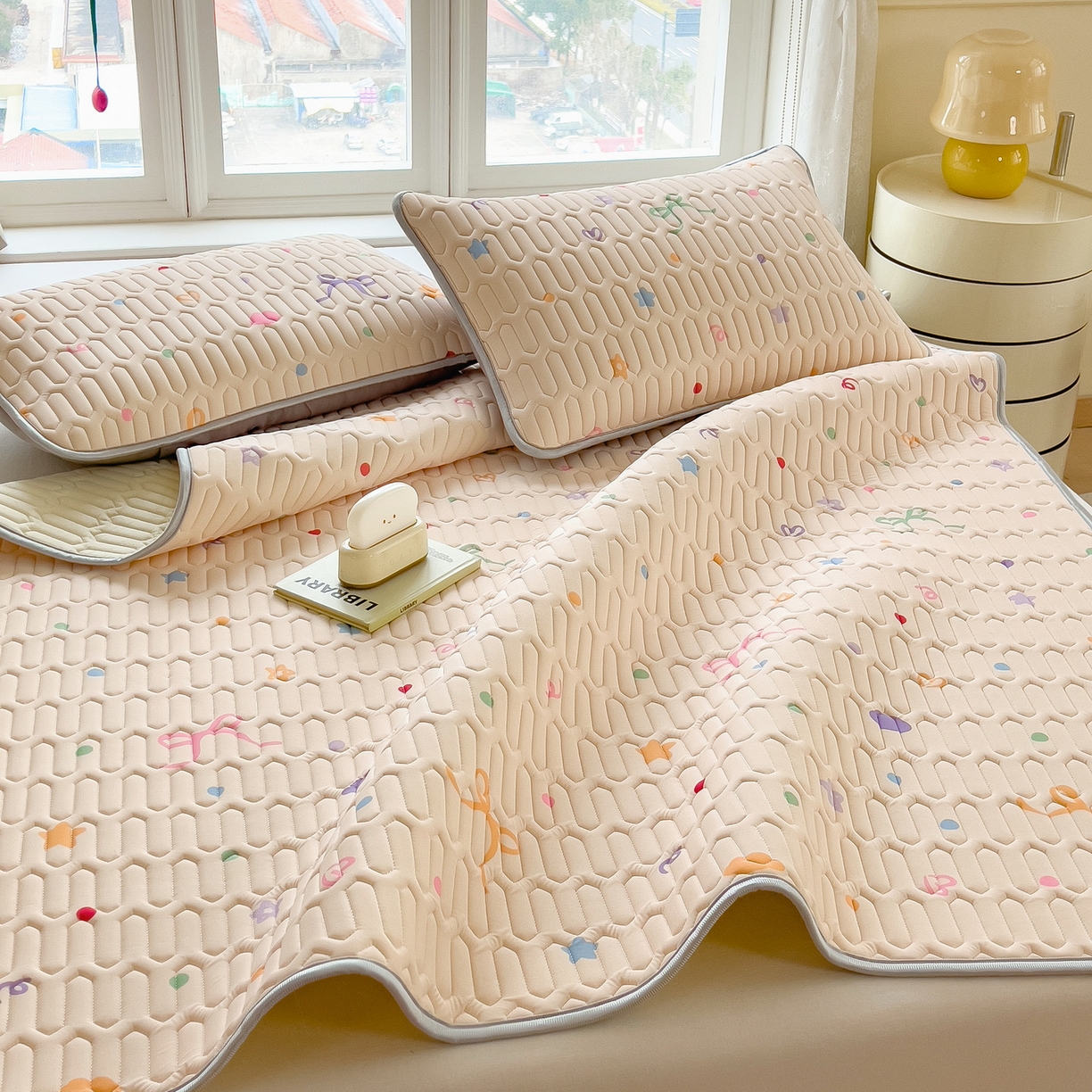 91家纺网 家纺一手货源 找家纺 丝羽坊 2026新款高密凉感丝印花乳胶凉席-平铺款 彩糖点点