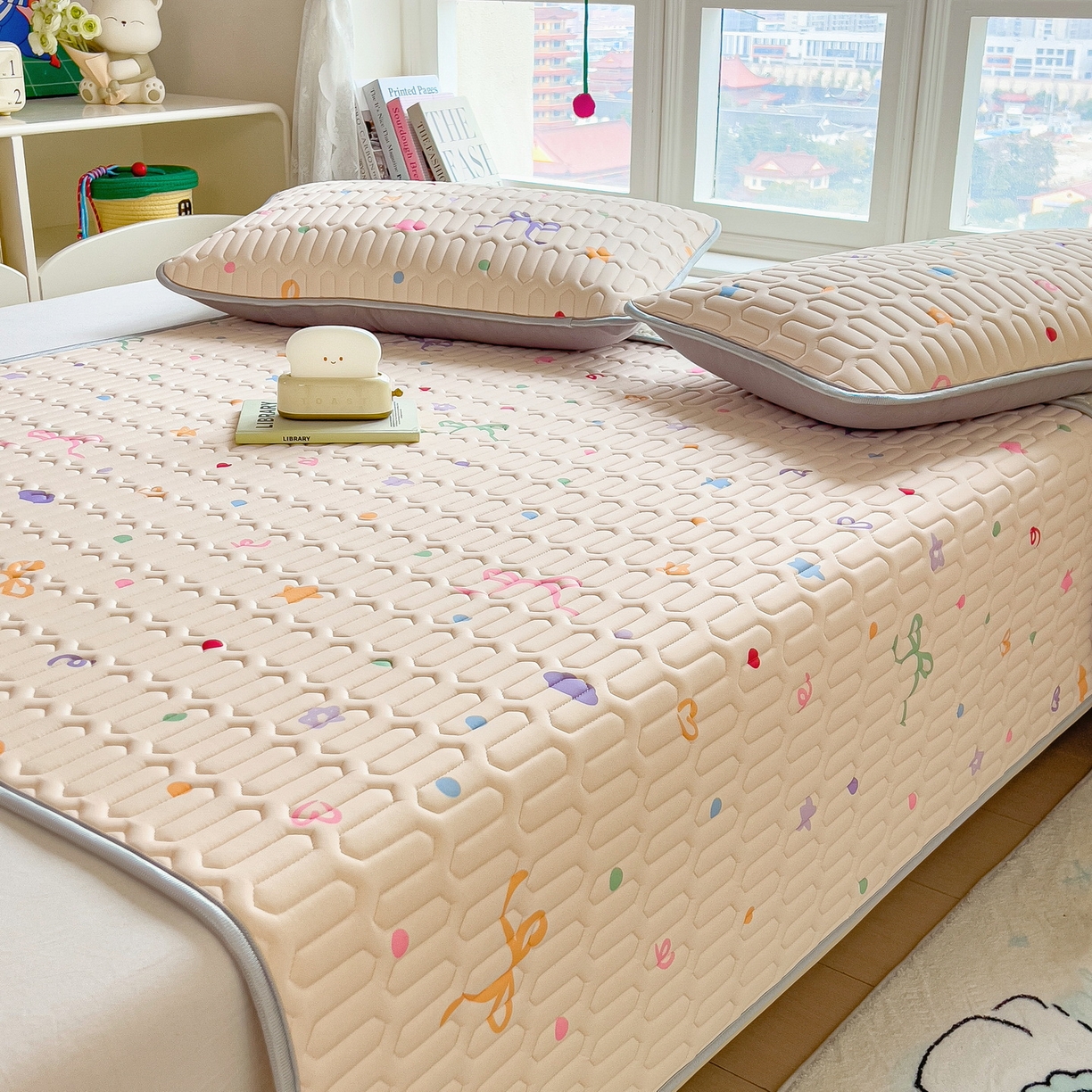 91家纺网 家纺一手货源 找家纺 丝羽坊 2026新款高密凉感丝印花乳胶凉席-平铺款 彩糖点点