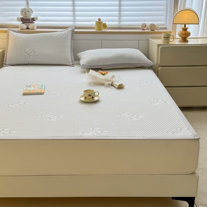 91家纺网 家纺一手货源 找家纺 999家纺 2026新款A类冰豆豆凉席三件套凉豆豆软凉席可机洗空调席子 冰块熊-灰（宽包床席款）