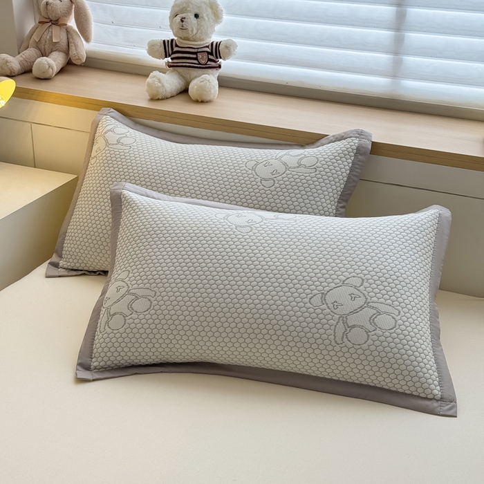 91家纺网 家纺一手货源 找家纺 999家纺 2026新款A类冰豆豆凉席三件套凉豆豆软凉席可机洗空调席子 冰块熊-灰（宽包床席款）