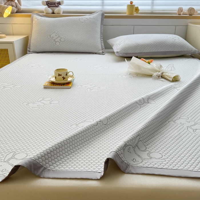 91家纺网 家纺一手货源 找家纺 999家纺 2026新款A类冰豆豆凉席三件套凉豆豆软凉席可机洗空调席子 冰块熊-灰（宽包床席款）