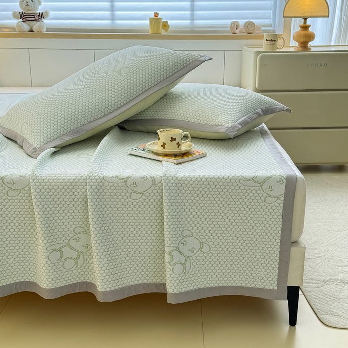 91家纺网 家纺一手货源 找家纺 999家纺 2026新款A类冰豆豆凉席三件套凉豆豆软凉席可机洗空调席子 冰块熊-绿（宽包床席款）