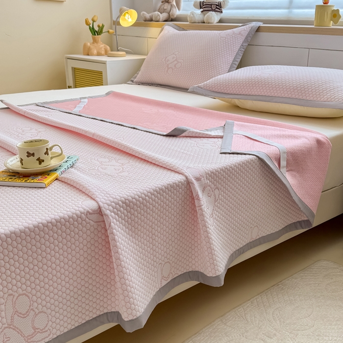 91家纺网 家纺一手货源 找家纺 999家纺 2026新款A类冰豆豆凉席三件套凉豆豆软凉席可机洗空调席子 冰块熊-粉（宽包床席款）