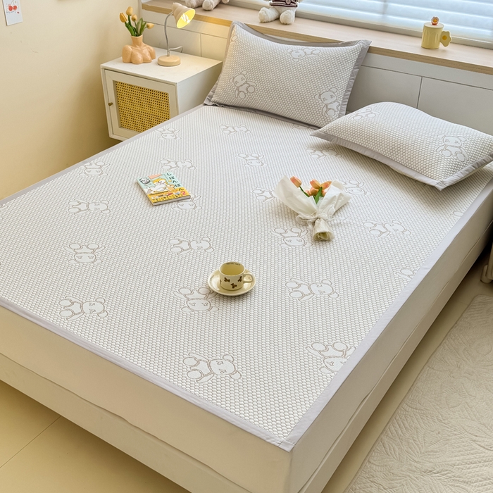 91家纺网 家纺一手货源 找家纺 999家纺 2026新款A类冰豆豆凉席三件套凉豆豆软凉席可机洗空调席子 冰块熊-咖（宽包床席款）