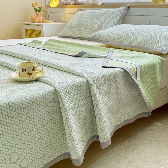 91家纺网 家纺一手货源 找家纺 999家纺 2026新款A类冰豆豆凉席三件套凉豆豆软凉席可机洗空调席子 冰块熊-绿（宽包床席款）