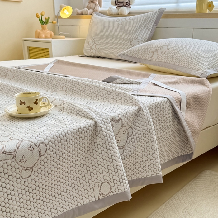 91家纺网 家纺一手货源 找家纺 999家纺 2026新款A类冰豆豆凉席三件套凉豆豆软凉席可机洗空调席子 冰块熊-咖（宽包床席款）