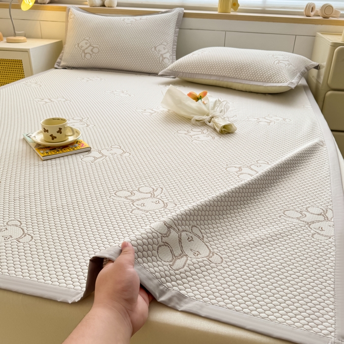 91家纺网 家纺一手货源 找家纺 999家纺 2026新款A类冰豆豆凉席三件套凉豆豆软凉席可机洗空调席子 冰块熊-咖（宽包床席款）