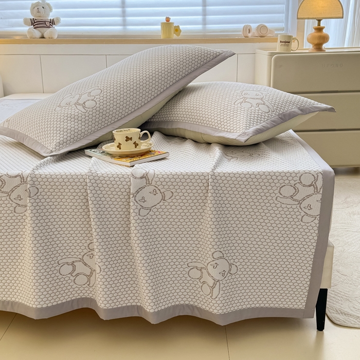 91家纺网 家纺一手货源 找家纺 999家纺 2026新款A类冰豆豆凉席三件套凉豆豆软凉席可机洗空调席子 冰块熊-咖（宽包床席款）