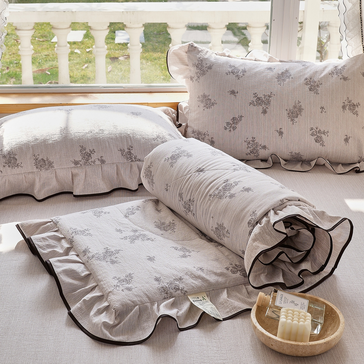 91家纺网 家纺一手货源 找家纺 梵克保罗 2026春夏新款提花色织花边夏被四件套单夏被空调被 灰调玫瑰