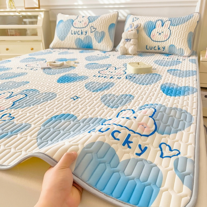 91家纺网 家纺一手货源 找家纺 丝羽坊 2026新款高密凉感丝印花乳胶凉席-平铺款 爱心兔