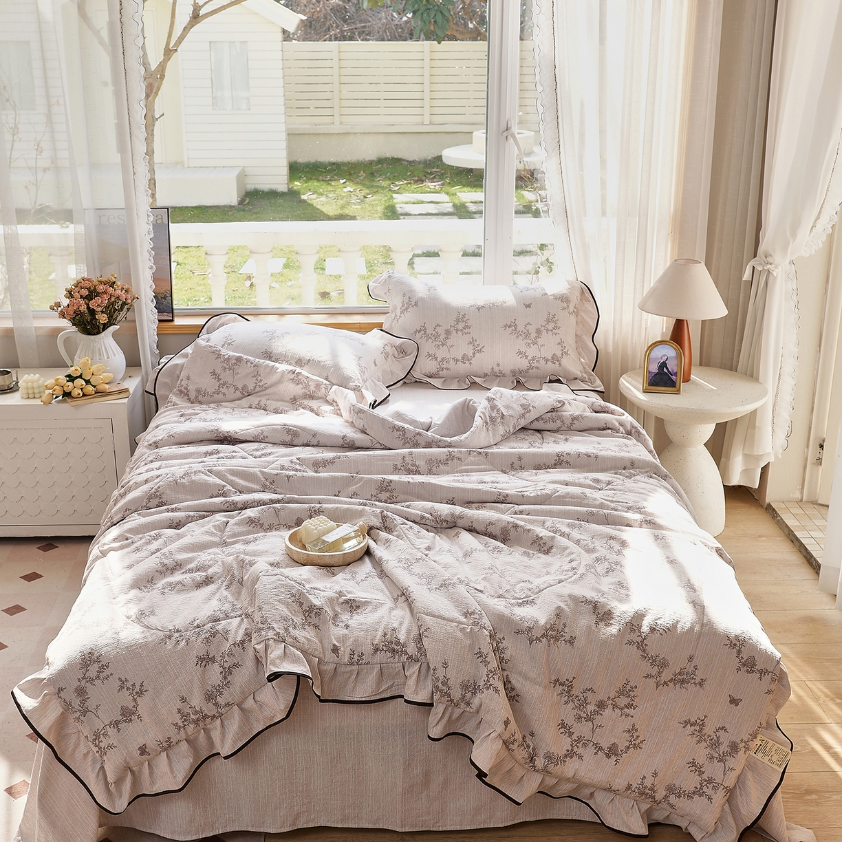 91家纺网 家纺一手货源 找家纺 梵克保罗 2026春夏新款提花色织花边夏被四件套单夏被空调被 灰枝谍影