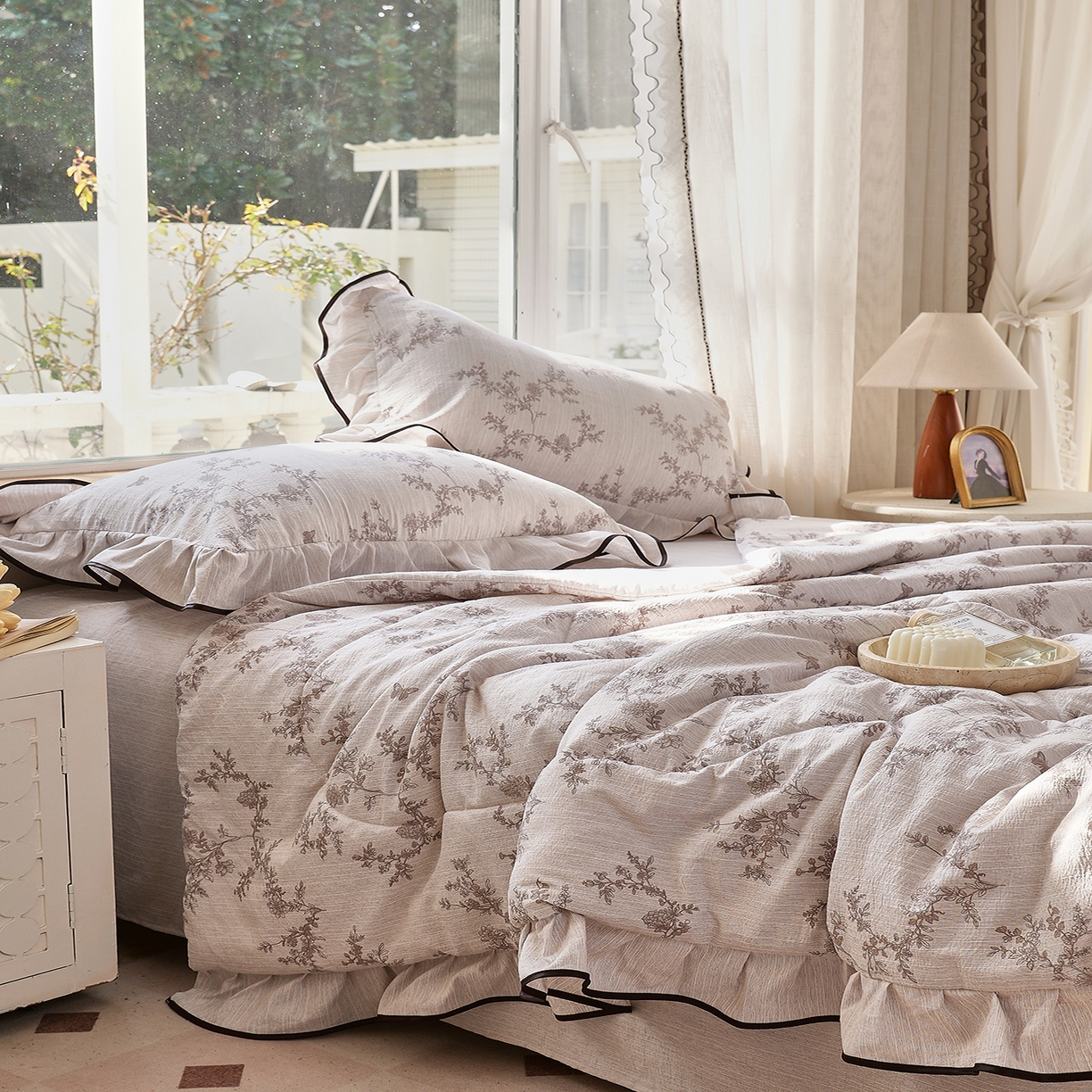 91家纺网 家纺一手货源 找家纺 梵克保罗 2026春夏新款提花色织花边夏被四件套单夏被空调被 灰枝谍影