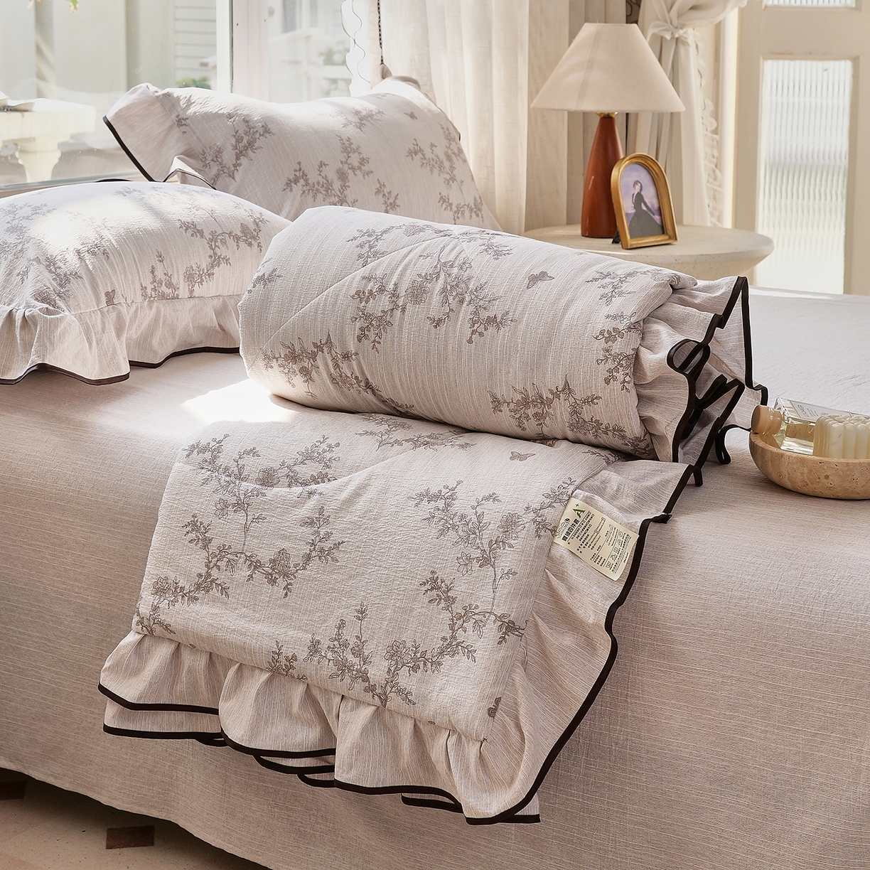 91家纺网 家纺一手货源 找家纺 梵克保罗 2026春夏新款提花色织花边夏被四件套单夏被空调被 灰枝谍影