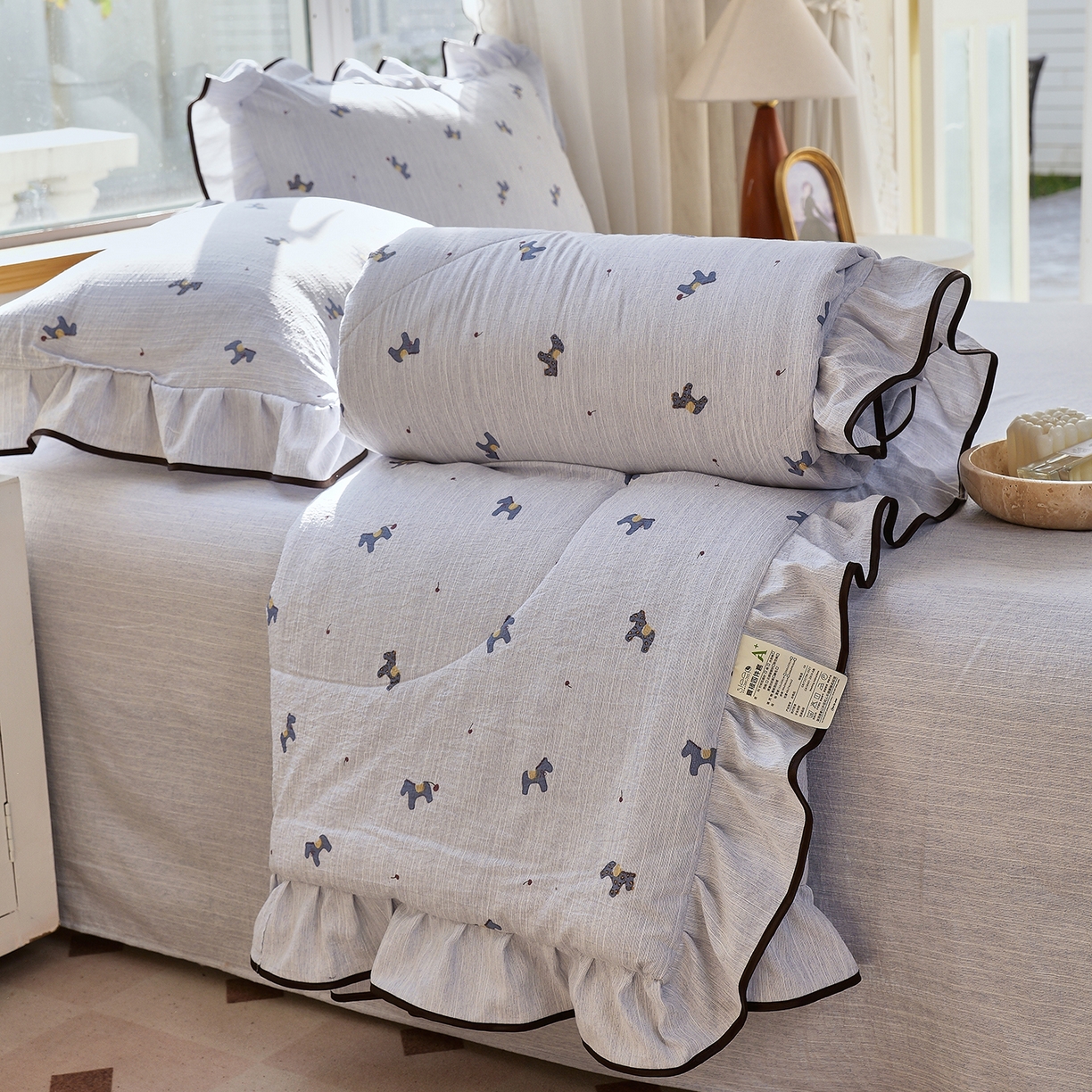 91家纺网 家纺一手货源 找家纺 梵克保罗 2026春夏新款提花色织花边夏被四件套单夏被空调被 蓝驹小趣