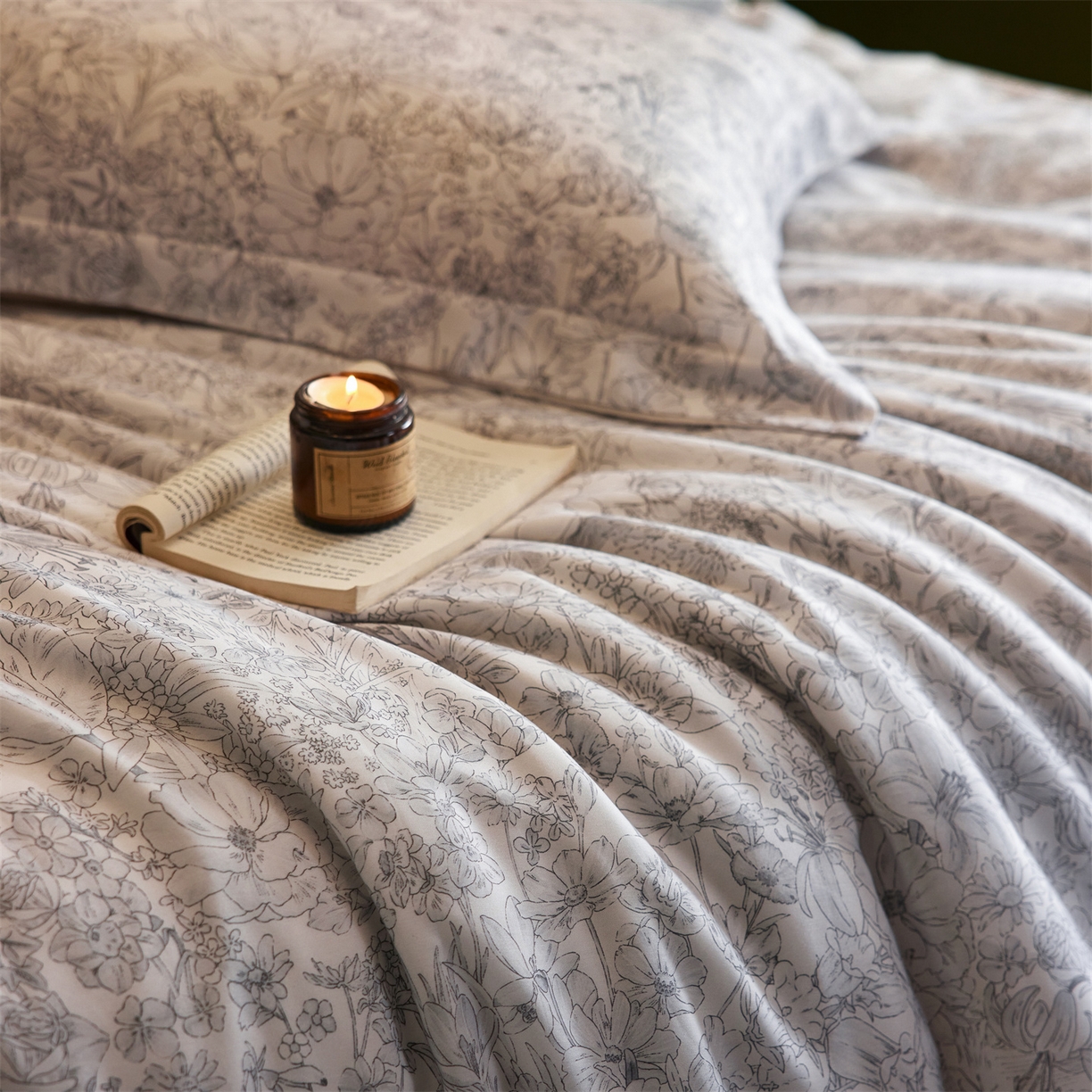 91家纺网 家纺一手货源 找家纺 初拾 2026新款春夏小清新莱赛尔数码印花四件套 会员减10 控价：日常券后不低于298 元  风吹过夏天