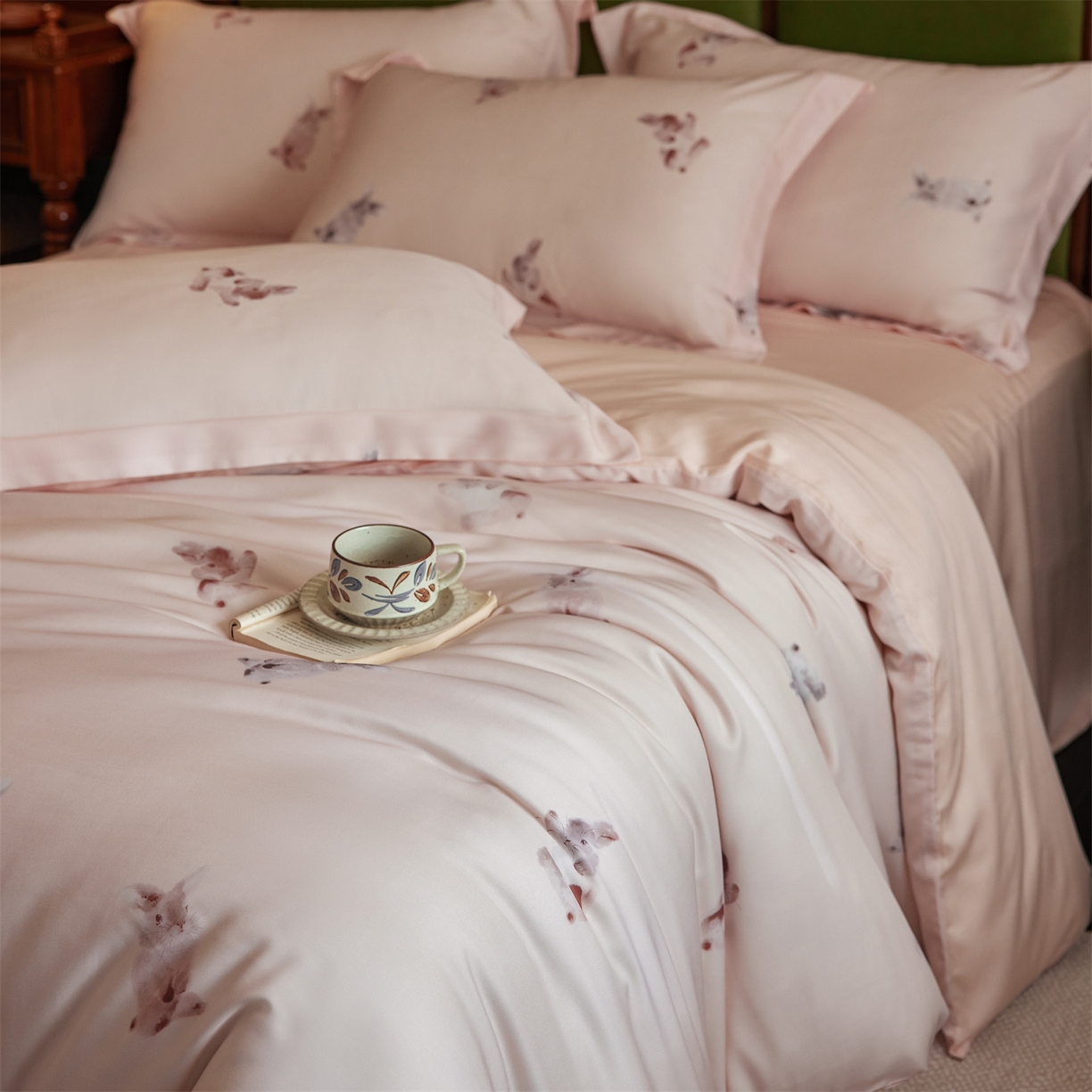 91家纺网 家纺一手货源 找家纺 初拾 2026新款春夏小清新莱赛尔数码印花四件套 会员减10 控价：日常券后不低于298 元  桃园知兔