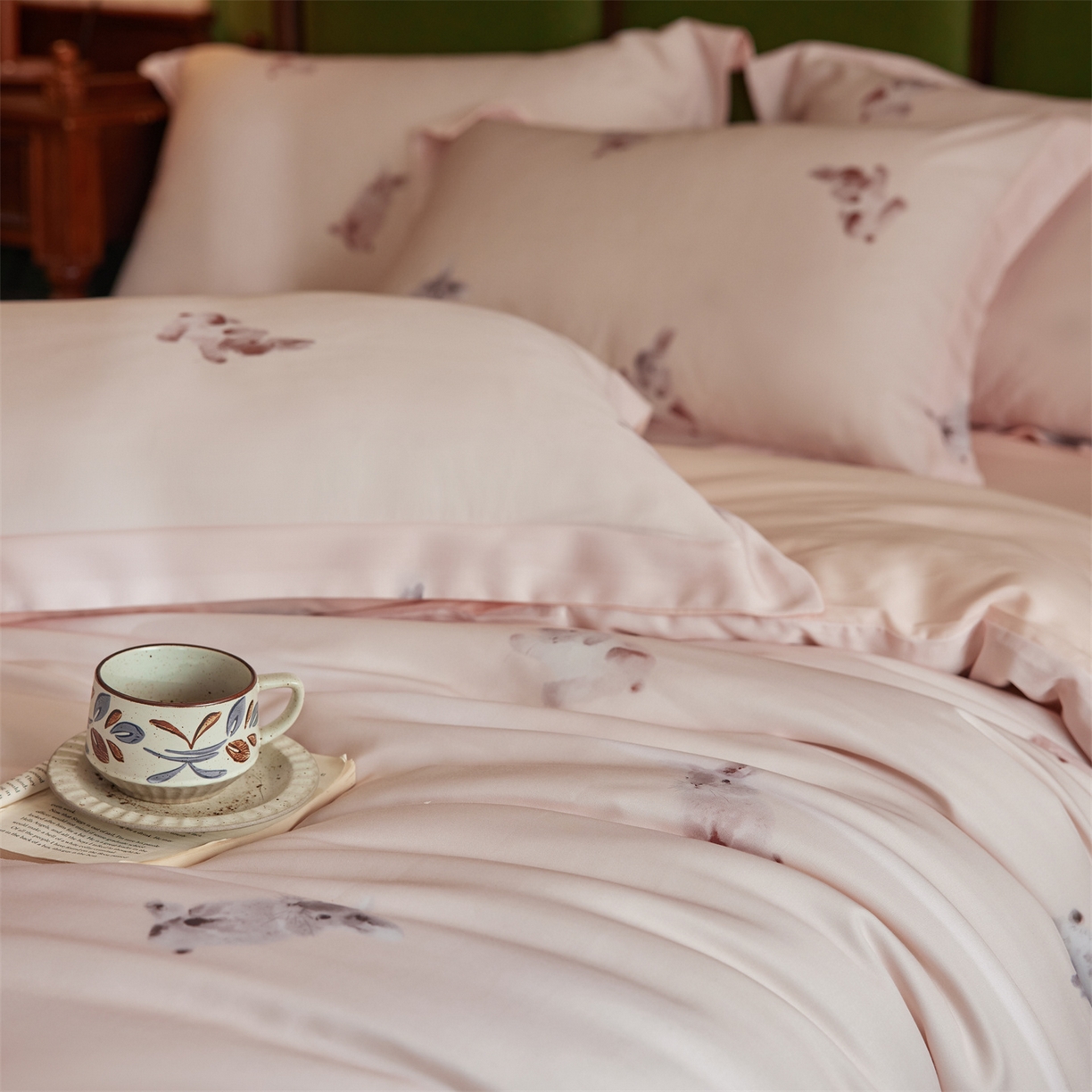 91家纺网 家纺一手货源 找家纺 初拾 2026新款春夏小清新莱赛尔数码印花四件套 会员减10 控价：日常券后不低于298 元  桃园知兔